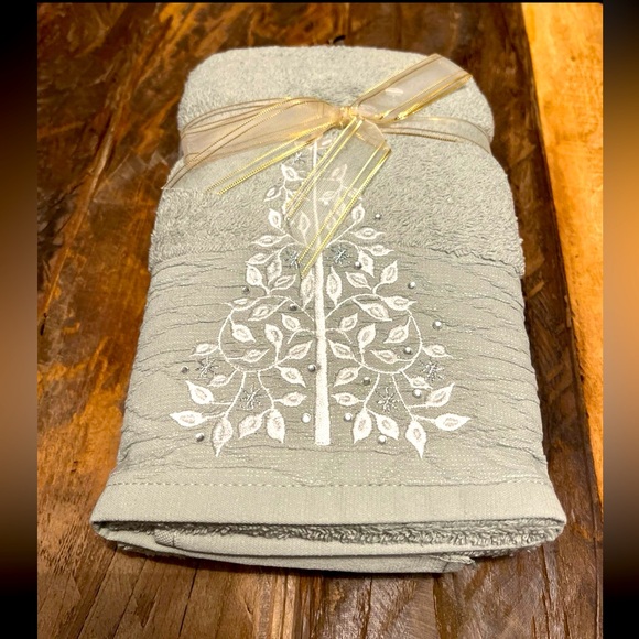 BUNDLE Two Luxury Christmas Guest Towels, Embellished Crystals, Turkish Cotton - Picture 2 of 7